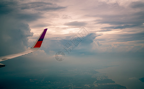 空中飞机在蓝天飞翔 风景优美假期旅游天气航空公司天线橙子天堂空气运输紫色图片