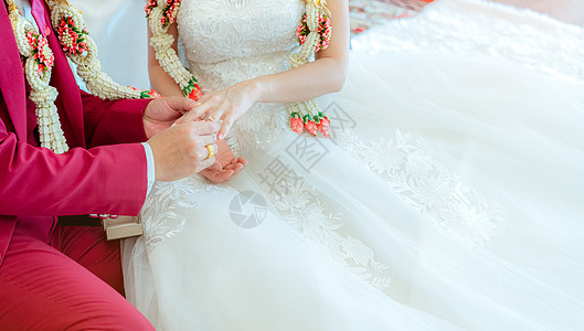 Groom把结婚钻石戒指放在新娘手指上 以征求对W的求婚背景图片