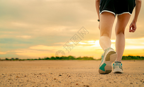 女运动员赛跑者准备参加国际赛马运动团的开始训练女孩女士短裤跑鞋手腕手表农村有氧运动乐队智能图片