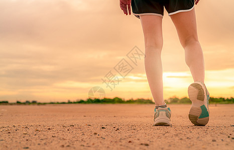 女性选手穿运动鞋 在跑前暖身图片