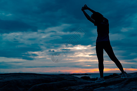 早上在石沙滩和Beau一起的Silhouette妇女健身橙子海岸旅行假期赛跑者海洋瑜伽身体女孩太阳图片