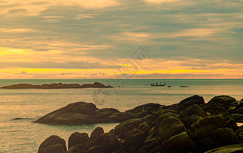 清晨美丽的石头海滩 金色的日出天空热带岩石太阳旅行日落假期海洋海景海岸海岸线图片