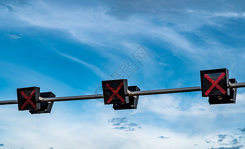 与交叉标志红色的交通信号灯在蓝天a安全隧道街道控制铁路建造城市天空车站指导图片