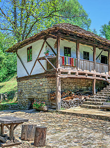 保加利亚Etar村的旧传统老屋 保加利亚森林建筑栅栏房子遗产历史文化烟囱博览会假期背景图片