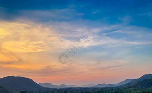 山地的风景与美丽的日落天空相伴图片