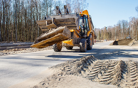 建造新的现代道路挖掘路面天空拖拉机运输商业路线交通基础设施街道图片