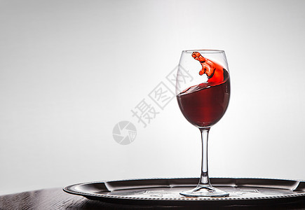 红酒从玻璃杯中溢出液体飞溅饮料生活器皿水晶流动酒精漩涡玻璃图片