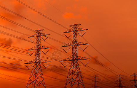 高压电流电线和有日落天空的电线网格工程环境金属建筑学电压力量基础设施天空戏剧性图片