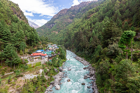 喜马拉雅山丘特雷克珠穆峰基地营地的吊桥游客远足者冒险挑战天空远足祷告旅行动机登山图片