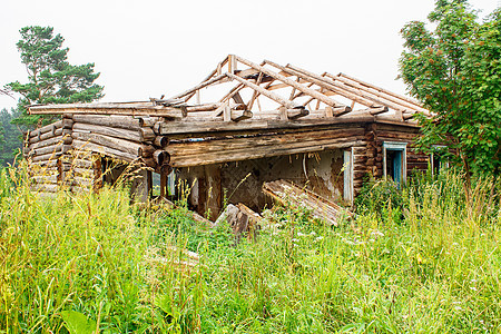 村庄中被遗弃的木屋天空废墟房子国家小屋栅栏风化农村窗户旅行图片