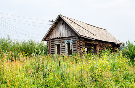 村庄中被遗弃的木屋房子场景风化建筑学天空乡村国家木头住宅木材图片
