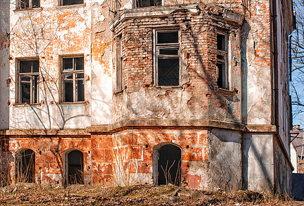 城市中废弃旧房屋碎片住宅房子建筑木头窗户建筑学框架天空危险图片