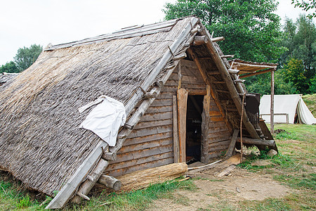 旧木屋旅游窗户稻草小屋建筑学日志天空文化村庄场景图片