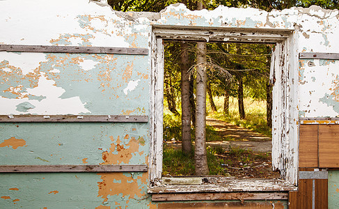 废弃房屋中的窗户被打破废墟木头住宅损害危险框架建筑裂缝风化拆除图片