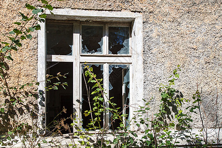在一个废弃的旧房子里破窗图片