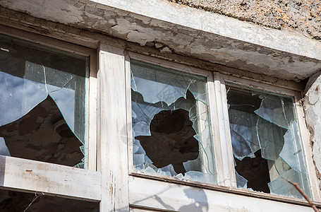 破窗在一个废弃的房子户外 closeu图片