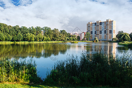 湖附近新的住宅区绿地建筑城市财产建筑学蓝色邻里住房天空景观图片