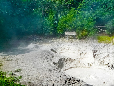 国家公园的沸水泥锅天蓝色热带地热高音森林丛林瀑布旅行火山喷气图片