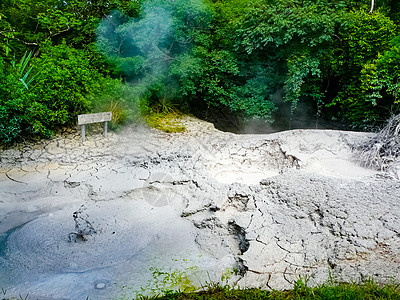 国家公园的沸水泥锅池塘森林丛林硫酸蓝色高音沸腾喷气地热热带图片