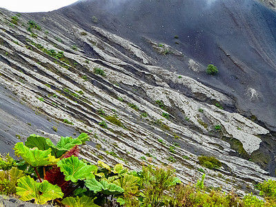 伊拉苏火山国家公园冒险石头爬坡旅游气体喷气岩石植被蓝色旅行图片