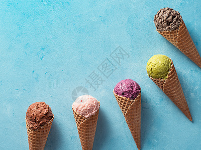 甜锥冰淇淋勺 蓝色复制空间锥体饼干抹茶甜点开心果圣代勺子高架巧克力冰淇淋背景图片