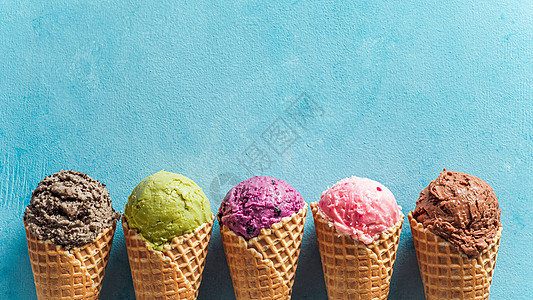 甜锥冰淇淋勺 蓝色复制空间奶制品勺子甜点高架横幅美食冰淇淋饼干圣代锥体图片