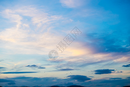 英国上空的蓝色和粉红色天空橙子日落黄色日出太阳戏剧性风景粉色红色海洋图片