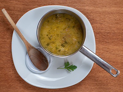 白盘上的碗里的汤面包饮食食物白色午餐美食盘子蔬菜绿色肉汤图片