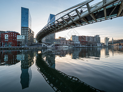 白桥横跨河流的两座摩天大楼建筑旅行城市港口建筑物旅游全景市中心蓝色反射图片