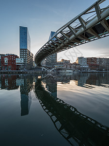 白桥横跨河流的两座摩天大楼市中心建筑全景吸引力日出旅行天空旅游反射港口图片