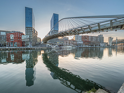 白桥横跨河流的两座摩天大楼全景反射建筑物市中心日出蓝色旅行商业景观旅游图片