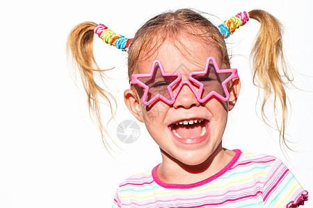 太阳镜上小女孩的肖像微笑幸福闲暇太阳眼镜女孩发型青年童年金发图片