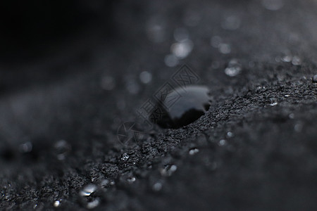 黑色皮革背景纹理上的水滴 宏观缝合天气图片