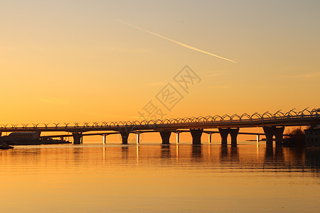 芬兰湾高速公路桥 秋天夜清空 彩色渐变水反射仪 请看图片
