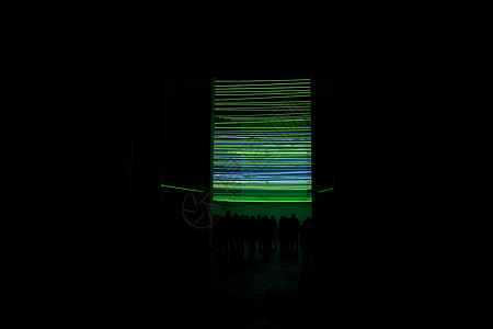 黑色背景上的彩色霓虹灯与人物剪影艺术绿色活力蓝色荧光水平线条照明安装灯泡背景图片