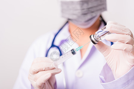 实验室使用持用和注射器注射器的女医生或女科学家疫苗注射药品胰岛素液体免疫疾病女士工作室科学图片
