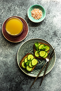 带蔬菜吐司的健康午餐面包毛巾盘子桌子黄瓜餐巾排毒勺子草本植物早餐图片