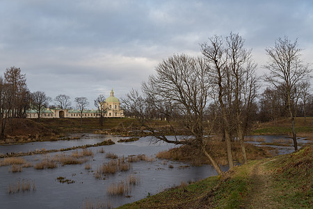 Oranienbaum公园风景与大门希科夫宫和池塘太阳天空溪流博物馆风格树木住宅历史旅游全景图片