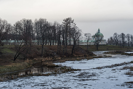 Oranienbaum公园风景与大门希科夫宫和池塘博物馆纪念碑金子城市天空建筑合奏旅行花园公园图片