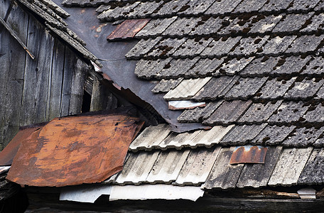 一个旧屋顶的细节由混凝土瓦制成图片