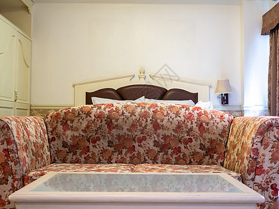 豪华双床双床旅馆卧室内部家具家庭窗户枕头木头毯子装饰房间软垫酒店图片