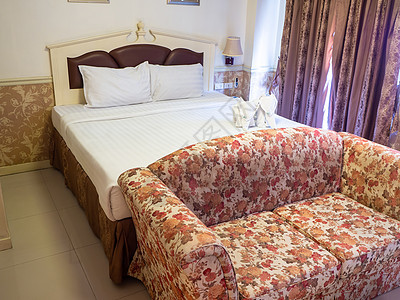 豪华双床双床旅馆卧室内部地面家具毯子软垫窗户家庭木头装饰天花板地毯图片