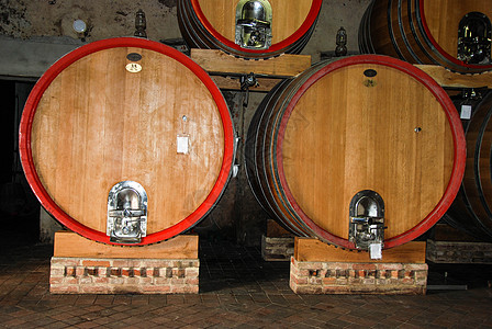 酒窖里的桶子发酵液体地窖酒厂酒杯酿酒过程饮料木头乡村图片