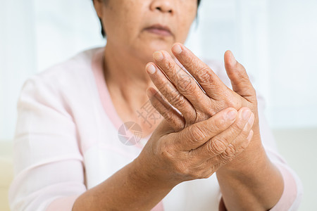 老年妇女的手痛 高龄概念的保健问题伤害风湿成人皱纹手指苦难身体手腕风湿病女性图片