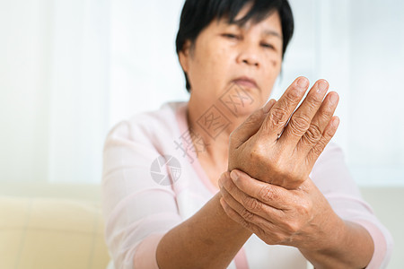 老年妇女的手腕疼痛 老年病的保健问题成人扭伤医生病痛祖母苦难风湿痛苦创伤手指图片
