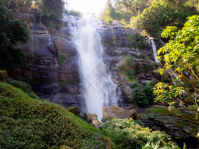 瀑布绿林森林河流地貌环境公园叶子旅行丛林苔藓风景岩石溪流热带图片