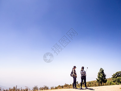 高岩峰上的观光客远足石头场景天堂首脑登山者岩石阳光背包太阳图片