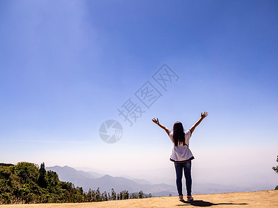 高岩峰上的观光客背包游客运动活力辉光天空阳光岩石登山者登山图片