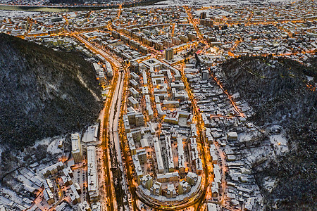 黄昏后的城市和山丘的空中景象图片