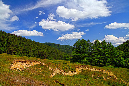 夏季山的滑坡和土壤侵蚀图片